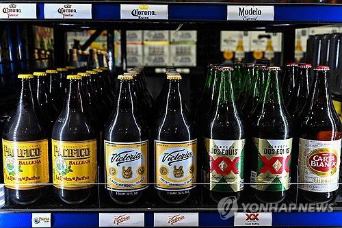 멕시코산 수입 맥주(미국 텍사스주 매그놀리아 AFP=연합뉴스) 2025년 4월 3일 미국 텍사스주 매그놀리아의 한 식료품 상점에 코로나와 모델로 등 멕시코산 맥주들이 진열돼 있다.  (Photo by RONALDO SCHEMIDT / AFP) 2025.4.4.