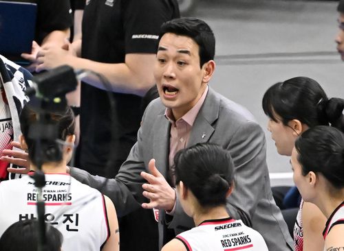 작전 지시하는 정관장의 고희진 감독[한국배구연맹 제공. 재판매 및 DB 금지]