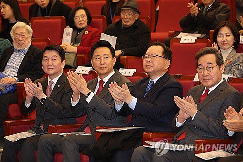 박수치는 참석자들(서울=연합뉴스) 박동주 기자 = 지난 3월 6일 서울 여의도 국회도서관에서 열린 '분권형 권력구조 개헌 대토론회'에 국민의힘 안철수 의원(왼쪽부터), 오세훈 서울시장, 김부겸 전 국무총리, 이낙연 전 국무총리가 참석해 있다.  pdj6635@yna.co.kr