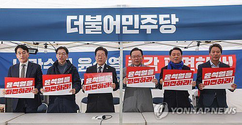 국난극복을 위한 시국간담회(서울=연합뉴스) 류영석 기자 = 더불어민주당 박용진 전 의원(왼쪽부터), 김경수 전 경남도지사, 이재명 대표, 김부겸 전 국무총리, 이광재 전 국회 사무총장, 임종석 전 대통령 비서실장이 3월 12일 서울 종로구 경복궁 앞 더불어민주당 천막 농성장에서 열린 국난극복을 위한 시국간담회에서 구호를 외치고 있다. [공동취재] ondol@yna.co.kr