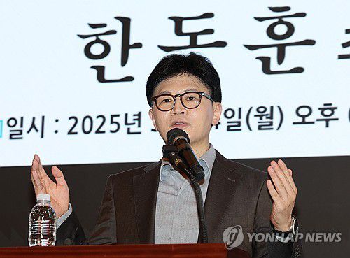 강연하는 한동훈 전 대표(서울=연합뉴스) 서명곤 기자 = 국민의힘 한동훈 전 대표가 24일 서울 중구 웨스틴조선호텔에서 열린 산학연포럼에서 강연을 하고 있다. 2025.3.24 seephoto@yna.co.kr