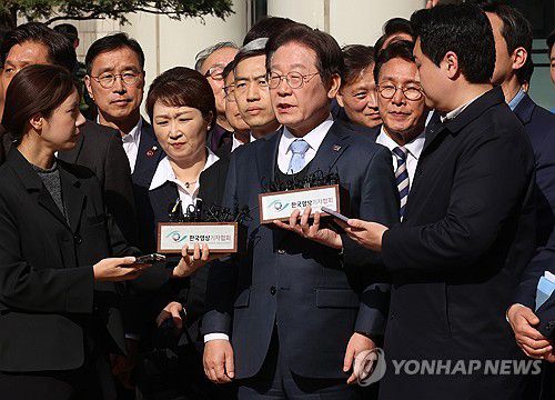 입장 밝히는 이재명 대표(서울=연합뉴스) 더불어민주당 이재명 대표가 26일 서울고등법원에서 열린 공직선거법 위반 사건 항소심에서 무죄를 선고받은 뒤 입장을 밝히고 있다. 2025.3.26 [사진공동취재단] photo@yna.co.kr
