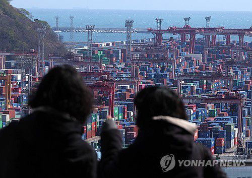 한국 경제 미래는(부산=연합뉴스) 손형주 기자 = 지난　3일 오후 부산항 부두에 컨테이너가 쌓여 있다. 미국 정부가 2일(현지시간) 한국에서 생산돼 미국으로 수입되는 모든 제품에 25%의 상호관세를 부과한다고 공식 발표했다. 한국은 미국의 상호 관세 부과로 한미 자유무역협정(FTA)이 사실상 백지화 되면서 미국과 새로운 통상 협정을 체결해야 되는 상황에 놓이게 됐다. 2025.4.3 handbrother@yna.co.kr