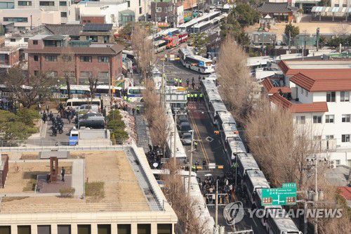 경찰 차벽으로 차단된 헌법재판소(서울=연합뉴스) 이진욱 기자 = 윤석열 대통령의 탄핵 심판 선고기일인 4일 서울 종로구 헌법재판소 인근이 경찰 차벽으로 차단돼 있다. 2025.4.4 cityboy@yna.co.kr