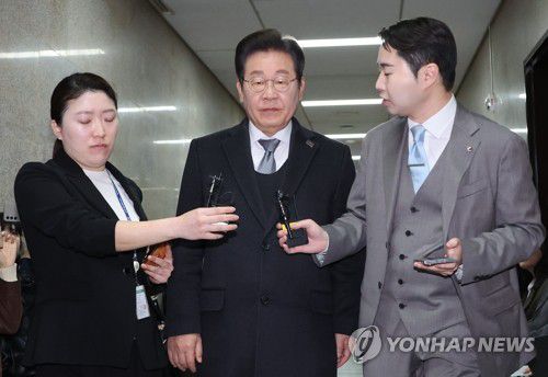 출근하는 민주당 이재명 대표(서울=연합뉴스) 김주성 기자 = 더불어민주당 이재명 대표가 윤석열 대통령 탄핵심판 선고일인 4일 서울 여의도 국회로 출근하고 있다. 2025.4.4 utzza@yna.co.kr