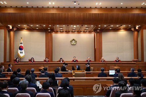 윤석열 대통령 탄핵심판 선고(서울=연합뉴스) 윤석열 대통령 탄핵심판 선고 기일인 4일 서울 종로구 헌법재판소 대심판정에 헌법재판관들이 입장해 있다. 2025.4.4 [사진공동취재단] photo@yna.co.kr