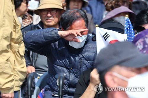 대통령 파면 소식에 눈물 흘리는 지지자(서울=연합뉴스) 서대연 기자 = 헌법재판소가 윤석열 전 대통령의 파면을 선고한 4일 서울 용산구 한남동 대통령 관저 인근에서 열린 대한민국바로세우기국민운동본부 탄핵반대 집회에서 한 지지자가 눈물을 흘리고 있다. 2025.4.4 dwise@yna.co.kr