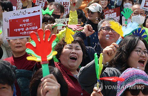 윤 대통령 파면에 환호하는 시민들(청주=연합뉴스) 이성민 기자 = 충북비상시국회의 소속 회원들과 시민들이 4일 오전 충북도청 앞에서 헌법재판소의 윤석열 대통령 파면 선고 결과를 듣고 환호하고 있다. 2025.4.4 chase_arete@yna.co.kr