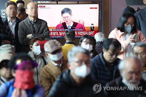 윤석열 전 대통령 탄핵 심판 선고 시청(서울=연합뉴스) 강민지 기자 = 4일 서울역 대합실에서 이용객들이 윤석열 전 대통령 탄핵심판 선고 생중계를 보고 있다. 2025.4.4 mjkang@yna.co.kr