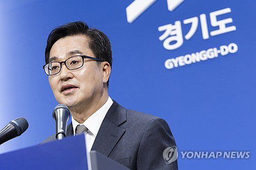 윤 대통령 탄핵 선고 관련 입장 발표하는 김동연 경기지사(수원=연합뉴스) 김동연 경기도지사가 4일 경기도 수원시 경기도청에서 윤석열 대통령 탄핵심판 선고 관련 입장을 발표하고 있다. 2025.4.4 [경기도 제공. 재판매 및 DB 금지]