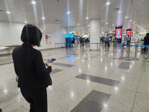 하노이공항의 패스트 트랙. 공항 담당자가 직접 영접을 나와 빠른 창구로 안내하는 모습. [사진/성연재 기자]