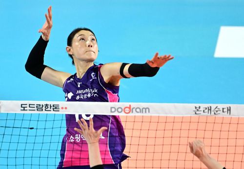 스파이크하는 흥국생명의 김연경[한국배구연맹 제공. 재판매 및 DB 금지]