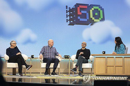 빌 게이츠(왼쪽 첫 번째) MS 공동창업자 겸 전 CEO, 스티브 발머(가운데) 전 CEO, 사티아 나델라 현 CEO 대담 모습. [레드먼드(워싱턴주) AP=연합뉴스]