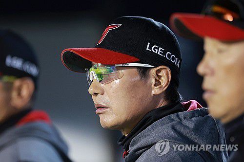 경기 지켜보는 염경엽 감독(서울=연합뉴스) 신현우 기자 = 26일 서울 잠실야구장에서 열린 프로야구 2025 신한 SOL 뱅크 KBO리그 한화 이글스와 LG 트윈스의 경기.     LG 염경엽 감독이 경기를 지켜보고 있다. 2025.3.26 nowwego@yna.co.kr