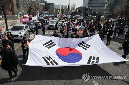 태극기 들고 행진하는 시민들(서울=연합뉴스) 류영석 기자 = 헌법재판소가 윤석열 대통령 탄핵 사건에 대해 인용을 선고한 4일 서울 종로구 안국동 일대에서 탄핵에 찬성한 시민들이 태극기를 들고 행진하고 있다. ondol@yna.co.kr