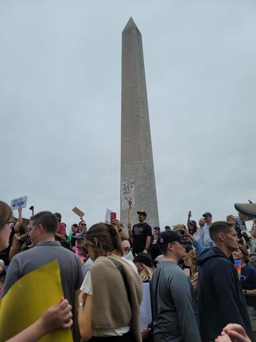 워싱턴 DC에서 열린 反트럼프 시위(워싱턴=연합뉴스) 조준형 특파원 = 5일(현지시간) 도널드 트럼프 미국 대통령의 일방주의적 국정 운영에 반대하는 시위가 워싱턴 DC 상징물인 워싱턴기념탑 주변에서 열렸다. 2025.4.6 jhcho@yna.co.kr