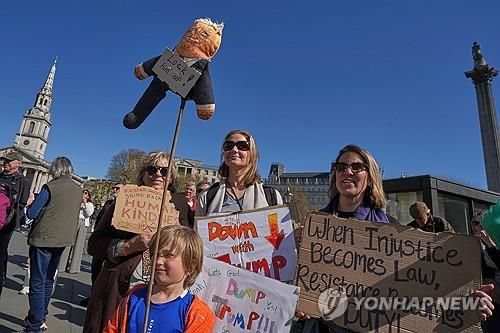런던 트래펄가 광장에서 벌어진 트럼프 반대 시위[런던 AP=연합뉴스 재판매 및 DB금지