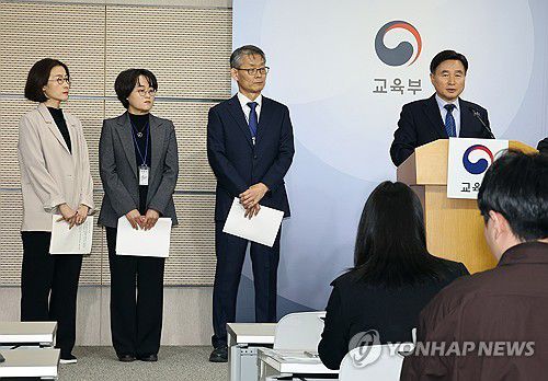 2026학년도 대학수학능력시험은(세종=연합뉴스) 배재만 기자 = 오승걸 한국교육과정평가원장(오른쪽)이 25일 정부세종청사 교육부 브리핑실에서 2026학년도 대학수학능력시험 시행 기본계획을 발표하고 있다. 2025.3.25 scoop@yna.co.kr
