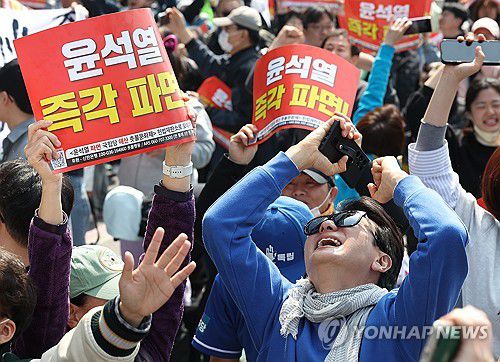 탄핵 인용 기뻐하는 시민들(서울=연합뉴스) 김성민 기자 = 헌법재판소가 윤석열 전 대통령 탄핵 사건에 대해 인용을 선고한 4일 서울 용산구 한남동 관저 인근에서 탄핵에 찬성한 시민들이 환호하고 있다. 2025.4.4 ksm7976@yna.co.kr