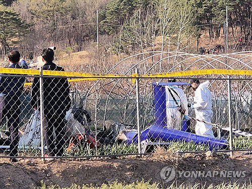 산불진화 임차헬기 또 추락(대구=연합뉴스) 황수빈 기자 = 산불 진화에 투입된 임차 헬기가 추락해 조종사가 사망하는 사고가 6일 또 발생했다. 지난달 26일 경북 의성 산불 현장에서 임차 헬기가 추락한 지 10여일 만이다. 6일 오후 3시 41분께 대구시 북구 서변동에서 난 산불진화 작업에 나선 헬기가 추락해 조종사(74) 1명이 숨졌다. 사진은 사고 현장 모습. 2025.4.6 hsb@yna.co.kr