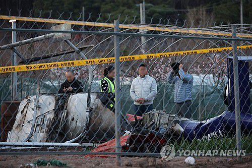 대구서 산불 진화 헬기 추락해 조종사 숨져…당국, 현장 확인(대구=연합뉴스) 박세진 기자 = 6일 대구 북구 서변동 산불 진화 작업에 투입된 헬기가 화재 현장 인근에서 추락해 70대 조종사가 숨진 가운데 당국이 사고 현장을 확인하고 있다. 2025.4.6 psjpsj@yna.co.kr