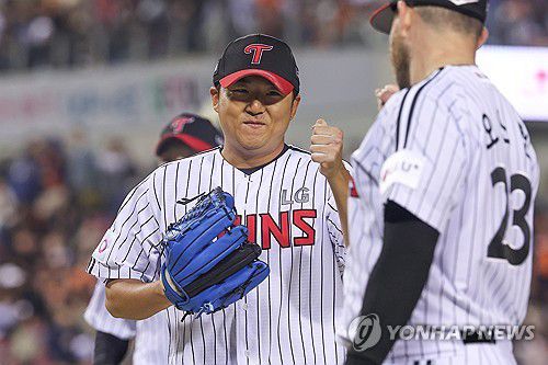 송승기, 7이닝 무실점 역투(서울=연합뉴스) 서대연 기자 = 27일 서울 잠실야구장에서 열린 프로야구 2025 신한 SOL 뱅크 KBO리그 한화 이글스와 LG 트윈스의 경기.     7회초까지 무실점으로 막아낸 LG 선발투수 송승기가 밝은 표정으로 더그아웃으로 향하고 있다. 2025.3.27 dwise@yna.co.kr