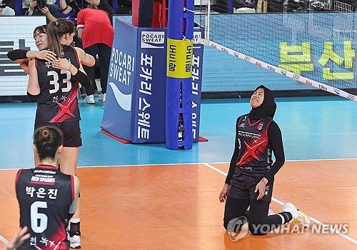 기뻐하는 메가(대전=연합뉴스) 류영석 기자 = 정관장 레드스파크스 메가가 6일 대전 충무실내체육관에서 열린 흥국생명 핑크스파이더스와 2024-2025 V리그 여자프로배구 챔피언결정전 4차전을 승리한 뒤 기뻐하고 있다. 2025.4.6 ondol@yna.co.kr