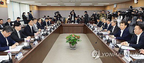 금융상황점검회의, 발언하는 김병환 금융위원장(서울=연합뉴스) 최재구 기자 = 김병환 금융위원회 위원장이 7일 서울 종로구 정부서울청사에서 금감원, 5대 금융지주, 은행연합회 등 관계자들이 참석한  금융 상황 점검 회의에서 발언하고 있다. 2025.4.7 jjaeck9@yna.co.kr