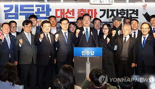 김두관 대선 출마 기자회견(서울=연합뉴스) 박동주 기자 = 김두관 전 의원이 7일 서울 여의도 더불어민주당 중앙당사 당원존에서 대선 출마 선언 기자회견을 하기 앞서 기념촬영하고 있다. 2025.4.7 pdj6635@yna.co.kr