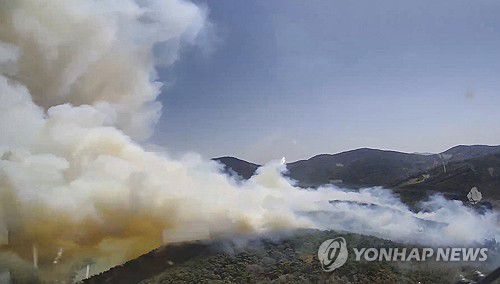 하동 옥종면 산불(서울=연합뉴스) 7일 경남 하동군 옥종면 회신리 한 야산에서 산불이 발생해 연기가 피어오르고 있다. 2025.4.7 [산림청 제공. 재판매 및 DB금지] photo@yna.co.kr