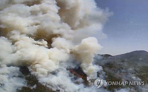 하동 옥종면 산불(서울=연합뉴스) 7일 경남 하동군 옥종면 회신리 한 야산에서 산불이 발생해 연기가 피어오르고 있다. 2025.4.7 [산림청 제공. 재판매 및 DB금지] photo@yna.co.kr