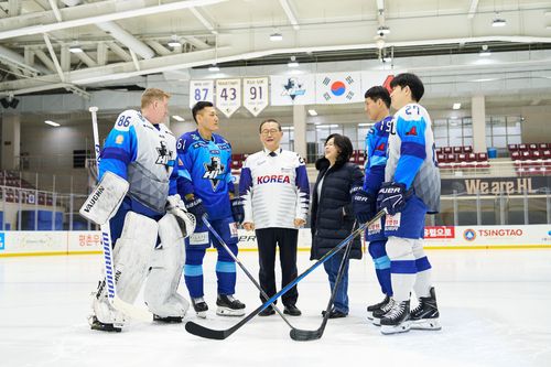 안양 아이스아레나에서 HL 안양 선수들과 함께 한 정몽원 회장과 부인 홍인화 씨[HL 안양 제공. 재판매 및 DB 금지]
