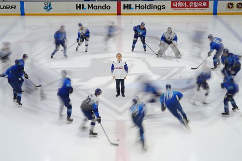 정몽원 회장을 중심으로 빙빙 도는 HL 안양 선수들[HL 안양 제공. 재판매 및 DB 금지]