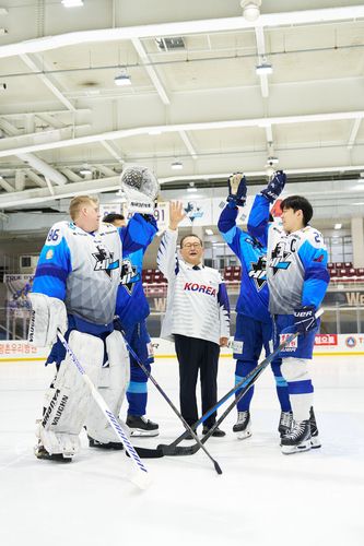 선수들과 함께 파이팅을 외치는 정몽원 회장[HL 안양 제공. 재판매 및 DB 금지]