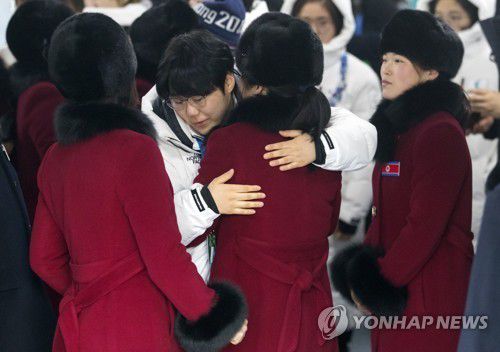 [올림픽] 작별인사하는 남북 여자 하키팀(강릉=연합뉴스) 윤동진 기자 = 2018평창동계올림픽이 끝난 지 하루가 지난 26일 오전 강릉 올림픽 선수촌에서 남북 여자 아이스하키 팀 선수들이 작별 인사를 하고 있다. 2018.2.26     mon@yna.co.kr (끝)