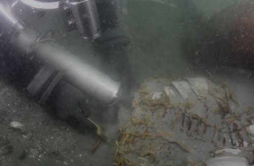 마도 4호선 분청 꾸러미를 조사하는 모습 2016년 발간된 '태안 마도 4호선 수중 발굴 조사 보고서'에 실린 사진 [국립해양유산연구소 제공. 재판매 및 DB 금지]