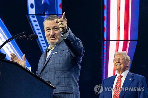 도널드 트럼프 대통령 앞에서 연설하는 테드 크루즈 상원의원 [AFP 연합뉴스 자료사진]