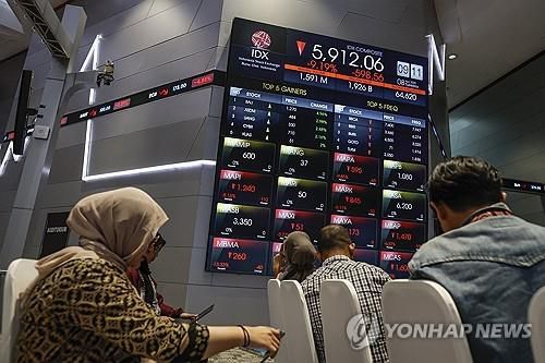 인도네시아 주식시장(자카르타 EPA=연합뉴스) 8일(현지시간) 인도네시아 자카르타에 있는 인도네시아 증권거래소(IDX)에서 사람들이 주식시장 상황을 보여주는 화면 앞에 앉아 있다. 2025.4.8. photo@yna.co.kr