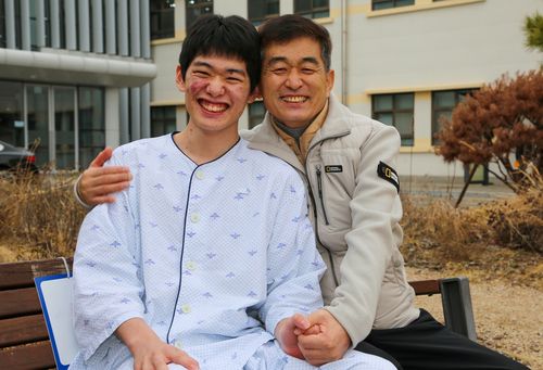 간 이식을 한 주호진 병장(왼쪽)과 아버지(오른쪽)[육군 17사단 제공. 재판매 및 DB 금지]