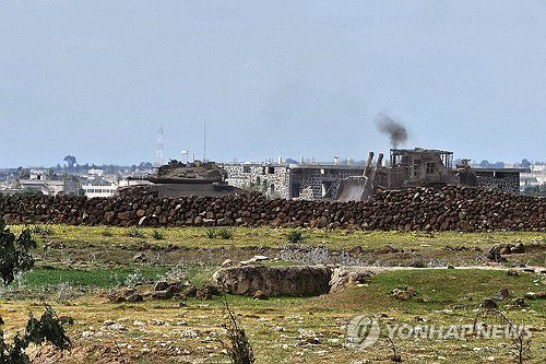시리아 국경 군초소를 점령한 이스라엘군 탱크와 장갑 불도저[AFP 연합뉴스 자료사진. 재판매 및 DB 금지]