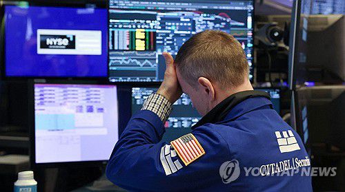 급락하는 증시에 머리를 짚는 월가의 트레이더[AFP 연합뉴스 자료사진. 재판매 및 DB 금지]