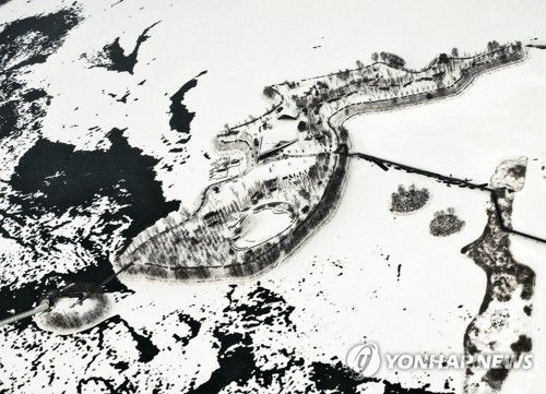 해빙 기다리는 남북 관계폭설로 뒤덮인 파로호 상류 양구군 한반도섬 모습. [연합뉴스 자료 사진]