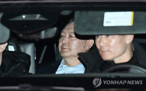 지난 1월 고위공직자범죄수사처 조사를 받은 뒤 이동하는 윤석열 전 대통령(과천=연합뉴스) 임화영 기자 = 내란 우두머리 혐의로 고위공직자범죄수사처에 체포된 윤석열 대통령이 15일 오후 경기 과천시 공수처에서 조사를 마치고 서울구치소로 이동하고 있다. 2025.1.15 [공동취재] hwayoung7@yna.co.kr