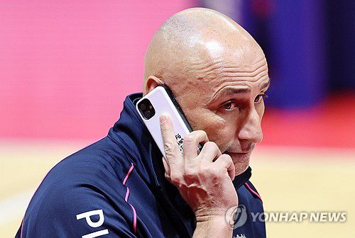 통화하는 아본단자 감독(광주=연합뉴스) 조남수 기자 = 흥국생명 아본단자 감독이 16일 광주 서구 페퍼스타디움에서 갖는 페퍼저축은행과의 경기에 앞서 전화 통화하고 있다. 2025.1.16 iso64@yna.co.kr