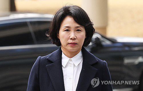 항소심 첫 공판 출석하는 김혜경 씨(수원=연합뉴스) 홍기원 기자 = 20대 대선 당내 경선 당시 더불어민주당 전·현직 의원 배우자 등에게 경기도청 법인카드로 식사를 제공한 혐의로 기소돼 1심에서 벌금형을 선고받은 이재명 대표 배우자 김혜경 씨가 지난 달 18일 경기도 수원시 수원고등법원에서 열린 항소심 첫 공판에 출석하고 있다. 2025.3.18 xanadu@yna.co.kr