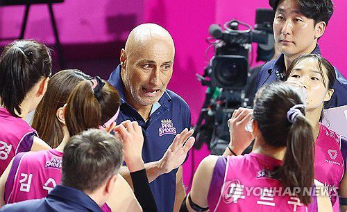 작전 지시하는 아본단자 감독(인천=연합뉴스) 임순석 기자 = 2일 인천 삼산월드체육관에서 열린 프로배구 V리그 여자부 챔피언결정전 흥국생명과 정관장의 2차전 경기. 흥국생명 아본단자 감독이 작전을 지시하고 있다. 2025.4.2 soonseok02@yna.co.kr