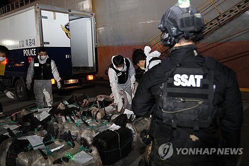 외국 선박에서 대량 마약 밀수 적발(강릉=연합뉴스) 지난 2일 강원 강릉시 옥계항에 정박한 외국 선박에서 코카인으로 추정되는 대량의 마약을 적발한 동해지방해양경찰청과 관세청 관계자들이 1kg 단위의 코카인 클록 수십 개가 들어있는 박스를 옮기고 있다.     이번에 적발된 마약은 중량 2t(톤), 시가 1조원 상당으로 6천700만명이 동시에 투약할 수 있는 규모다. 2025.4.3 [동해지방해양경찰청 제공. 재판매 및 DB 금지] yoo21@yna.co.kr