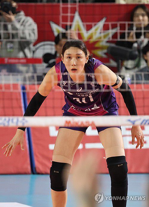 역전패, 김연경(대전=연합뉴스) 강수환 기자 = 4일 대전 충무실내체육관에서 열린 프로배구 V리그 여자부 챔피언결정전 정관장과 흥국생명의 3차전 경기. 세트스코어 3-2로 정관장이 승리한 가운데 흥국생명 김연경이 끝까지 경기에 집중하고 있다. 2025.4.4 swan@yna.co.kr