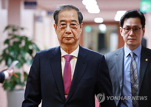 국무회의 입장하는 한덕수 대통령 권한대행(서울=연합뉴스) 홍해인 기자 = 한덕수 대통령 권한대행 국무총리가 8일 정부서울청사에서 열린 국무회의에 입장하고 있다. 2025.4.8 hihong@yna.co.kr