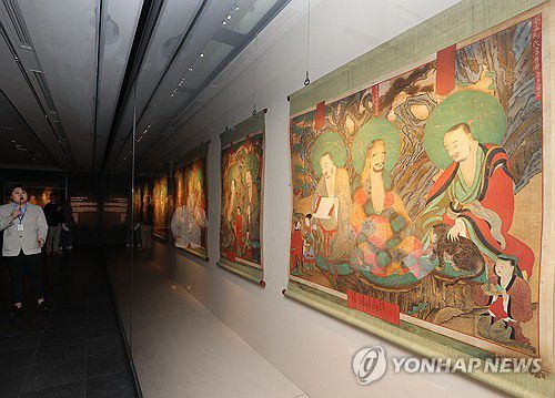 전시된 보물 순천 송광사 십육나한도(서울=연합뉴스) 이재희 기자 = 8일 서울 종로구 불교중앙박물관에서 열린 '호선 의겸: 붓끝에 나투신 부처님' 기획전 언론 공개회에서 관계자가 보물인 순천 송광사 십육나한도를 설명하고 있다. 이 전시는 다음 날부터 6월 29일까지 열린다. 2025.4.8 scape@yna.co.kr